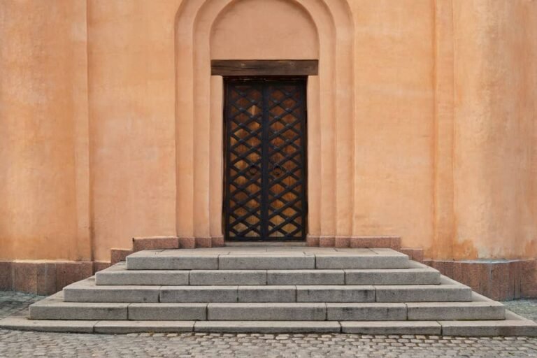 Stone step design for outdoor masonry entrance